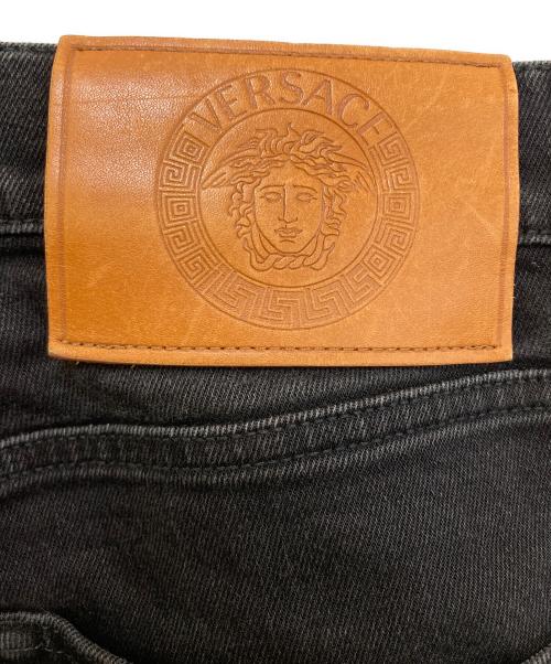 VERSACE（ヴェルサーチェ）VERSACE (ヴェルサーチェ) 刺繍ブラックデニムパンツ ブラック サイズ:30の古着・服飾アイテム