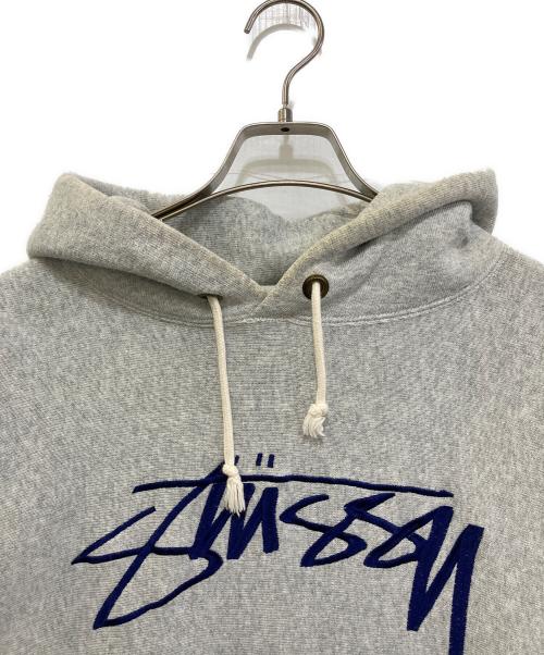 Champion（チャンピオン）Champion (チャンピオン) stussy (ステューシー) REVERSE WEAVE 刺繍 パーカー　C8-G121 グレー×パープル サイズ:MEDIUMの古着・服飾アイテム