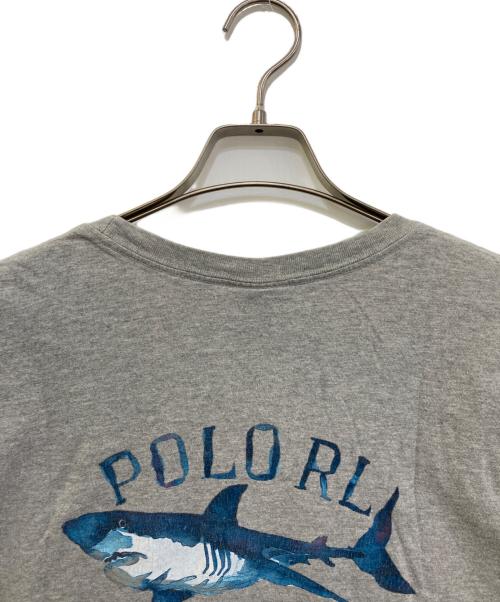 POLO SPORT（ポロスポーツ）POLO SPORT (ポロスポーツ) シャークプリントポケットTシャツ グレー サイズ:Lの古着・服飾アイテム