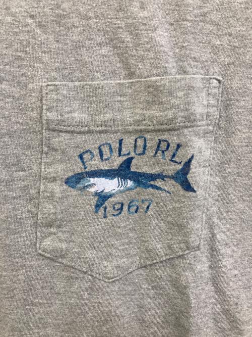 POLO SPORT（ポロスポーツ）POLO SPORT (ポロスポーツ) シャークプリントポケットTシャツ グレー サイズ:Lの古着・服飾アイテム