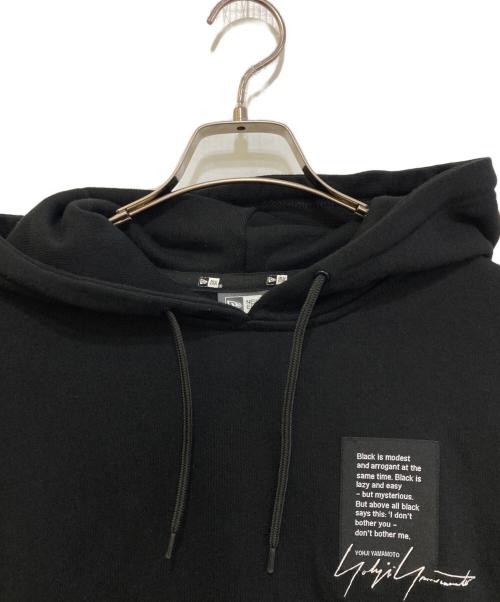 YOHJI YAMAMOTO（ヨウジヤマモト）YOHJI YAMAMOTO (ヨウジヤマモト) New Era (ニューエラ) YY LABEL LOGOラベルロゴパーカー　HE-T94-088 ブラック サイズ:４の古着・服飾アイテム