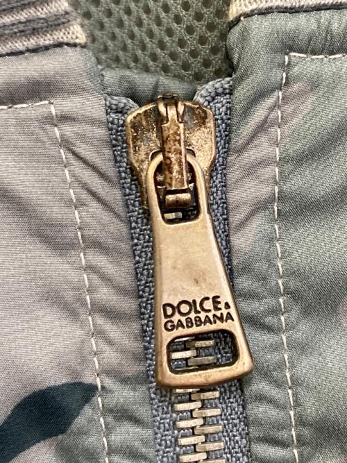 DOLCE & GABBANA（ドルチェ＆ガッバーナ）DOLCE & GABBANA (ドルチェ＆ガッバーナ) ロゴプレートカモフラブルゾン　G9V18G G7LI0 グレー サイズ:52の古着・服飾アイテム