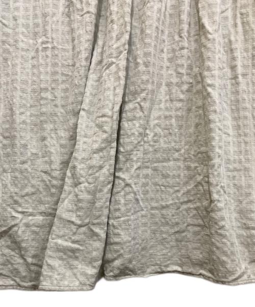 TSUHARU by samansa Mos2（ツハル バイ サマンサモスモス）TSUHARU by samansa Mos2 (ツハル バイ サマンサモスモス) パーツレース刺繍ワンピース　SKB-2100417 グレー サイズ:Mの古着・服飾アイテム