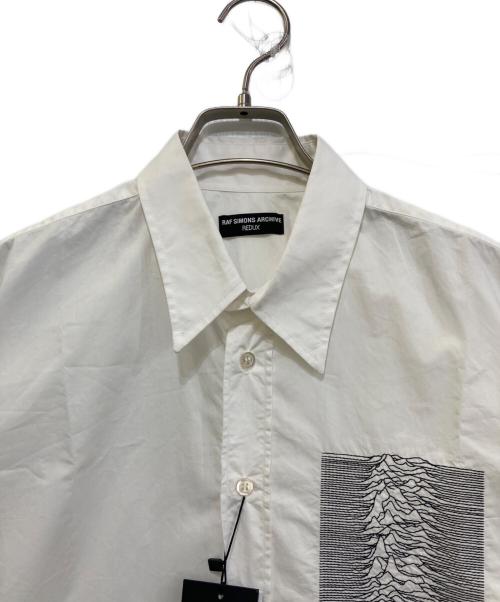 RAF SIMONS ARCHIVE REDUX（ラフシモンズ アーカイブ）RAF SIMONS ARCHIVE REDUX (ラフシモンズ アーカイブ) Joy Divisioin 刺繍シャツ ホワイト サイズ:48の古着・服飾アイテム