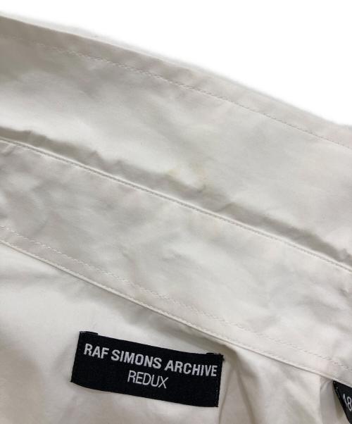 RAF SIMONS ARCHIVE REDUX（ラフシモンズ アーカイブ）RAF SIMONS ARCHIVE REDUX (ラフシモンズ アーカイブ) Joy Divisioin 刺繍シャツ ホワイト サイズ:48の古着・服飾アイテム