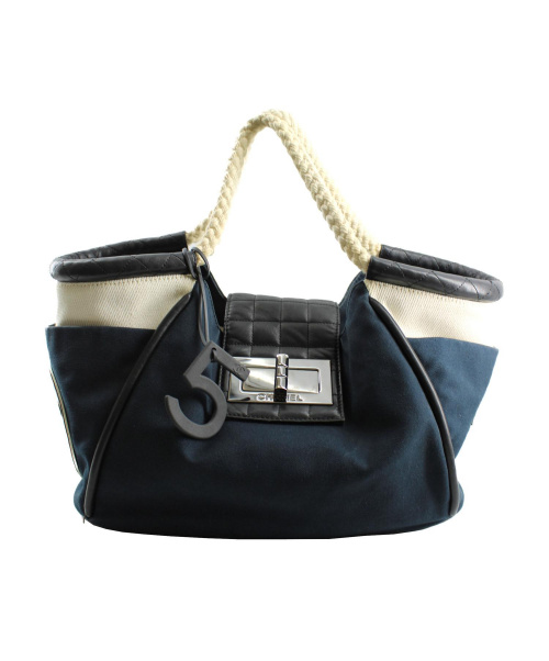 CHANEL（シャネル）CHANEL (シャネル) No.5チャームロープハンドルキャンバスバッグ ネイビー サイズ:以下参照 チョコバー　イタリア製　の古着・服飾アイテム