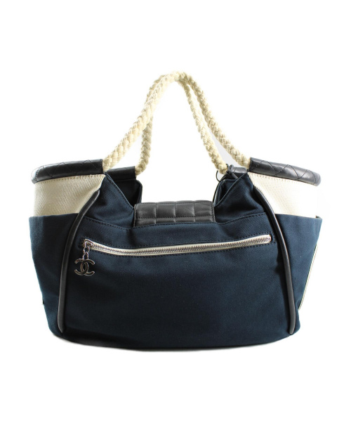 CHANEL（シャネル）CHANEL (シャネル) No.5チャームロープハンドルキャンバスバッグ ネイビー サイズ:以下参照 チョコバー　イタリア製　の古着・服飾アイテム