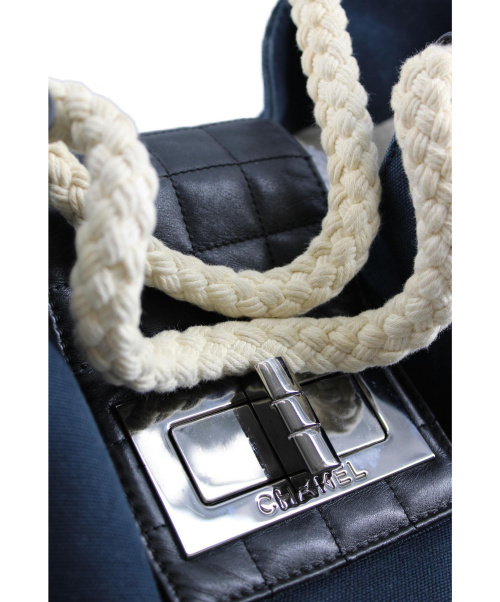 CHANEL（シャネル）CHANEL (シャネル) No.5チャームロープハンドルキャンバスバッグ ネイビー サイズ:以下参照 チョコバー　イタリア製　の古着・服飾アイテム