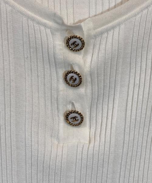 CHANEL（シャネル）CHANEL (シャネル) ココマークボタン半袖リブニット ホワイト サイズ:38の古着・服飾アイテム