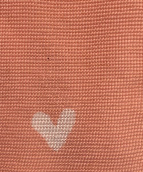 ISSEY MIYAKE me（イッセイ ミヤケ ミー）ISSEY MIYAKE me (イッセイ ミヤケ ミー) フラワーハートプリントプリーツカットソー ピンク サイズ:-の古着・服飾アイテム