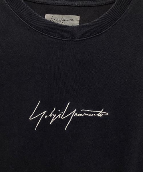 Yohji Yamamoto pour homme（ヨウジヤマモト プールオム）Yohji Yamamoto pour homme (ヨウジヤマモト プールオム) New Era (ニューエラ) ロゴカットソー ブラック サイズ:MEDIUMの古着・服飾アイテム