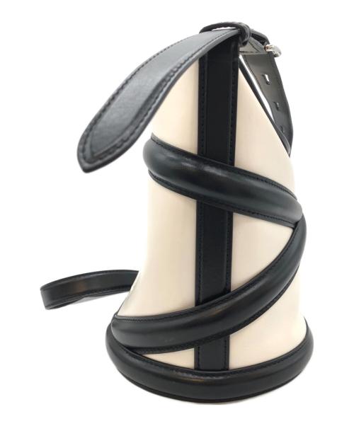 ALEXANDER McQUEEN（アレキサンダーマックイーン）ALEXANDER McQUEEN (アレキサンダーマックイーン) カーブクロスバケットバッグ ブラック×ホワイトの古着・服飾アイテム