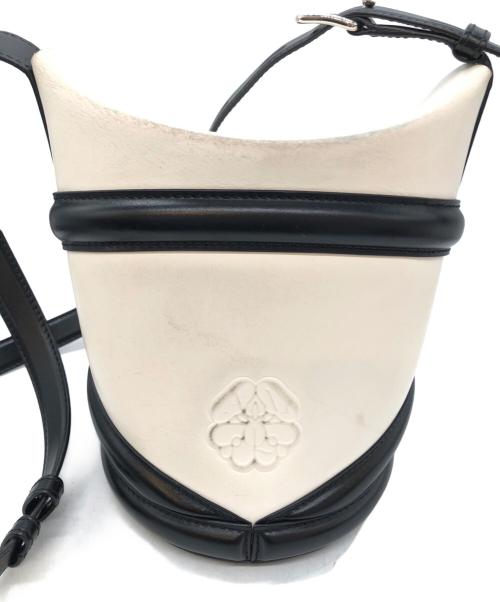 ALEXANDER McQUEEN（アレキサンダーマックイーン）ALEXANDER McQUEEN (アレキサンダーマックイーン) カーブクロスバケットバッグ ブラック×ホワイトの古着・服飾アイテム