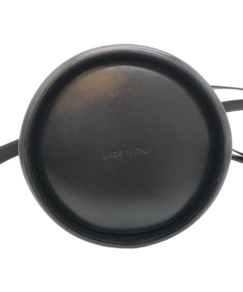 ALEXANDER McQUEEN（アレキサンダーマックイーン）ALEXANDER McQUEEN (アレキサンダーマックイーン) カーブクロスバケットバッグ ブラック×ホワイトの古着・服飾アイテム