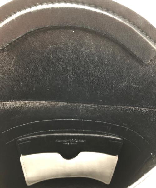 ALEXANDER McQUEEN（アレキサンダーマックイーン）ALEXANDER McQUEEN (アレキサンダーマックイーン) カーブクロスバケットバッグ ブラック×ホワイトの古着・服飾アイテム