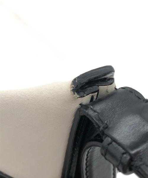 ALEXANDER McQUEEN（アレキサンダーマックイーン）ALEXANDER McQUEEN (アレキサンダーマックイーン) カーブクロスバケットバッグ ブラック×ホワイトの古着・服飾アイテム