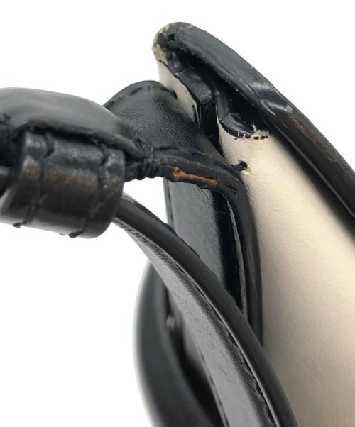 ALEXANDER McQUEEN（アレキサンダーマックイーン）ALEXANDER McQUEEN (アレキサンダーマックイーン) カーブクロスバケットバッグ ブラック×ホワイトの古着・服飾アイテム