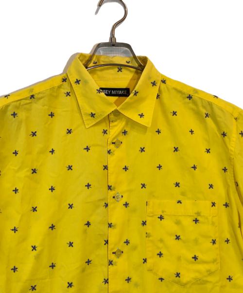 ISSEY MIYAKE（イッセイミヤケ）ISSEY MIYAKE (イッセイミヤケ) 刺繍デザイン半袖シャツ イエロー サイズ:3の古着・服飾アイテム