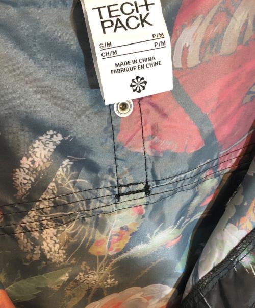 NIKE（ナイキ）NIKE (ナイキ) TECI+PACK (テックパック) AS M NSW TP PONCHO FLRL BLACK/BLACK マルチカラー サイズ:Mの古着・服飾アイテム