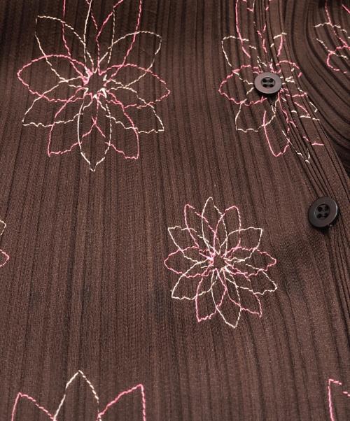PLEATS PLEASE（プリーツプリーズ）PLEATS PLEASE (プリーツプリーズ) フラワーステッチプリーツシャツ ブラウン サイズ:SIZE 3の古着・服飾アイテム