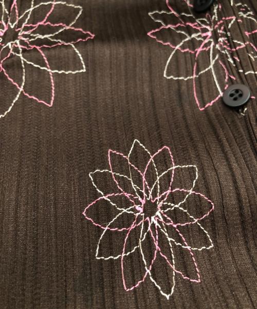 PLEATS PLEASE（プリーツプリーズ）PLEATS PLEASE (プリーツプリーズ) フラワーステッチプリーツシャツ ブラウン サイズ:SIZE 3の古着・服飾アイテム