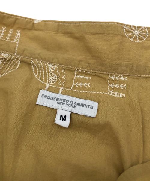 Engineered Garments（エンジニアドガーメンツ）Engineered Garments (エンジニアド ガーメンツ) Dayton Shirt - Bird Embroidery Cotton Sheeting ベージュ サイズ:Mの古着・服飾アイテム