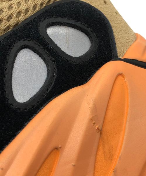 adidas（アディダス）adidas (アディダス) YEEZY BOOST 700 ENFAMB ベージュ×オレンジ サイズ:28ｃｍの古着・服飾アイテム