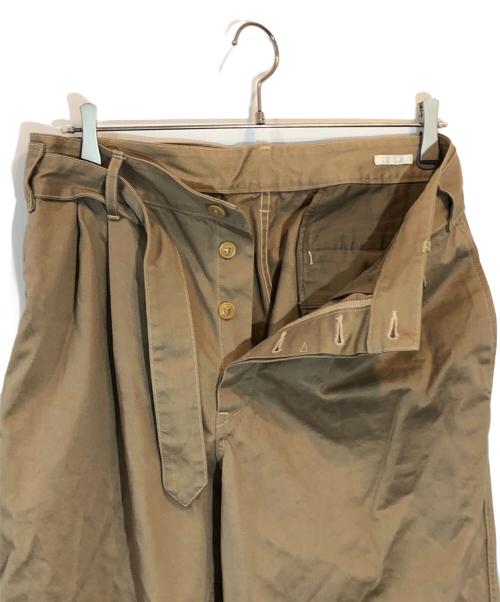 COMOLI（コモリ）COMOLI (コモリ) ベルテッドチノパンツ ベージュ サイズ:SIZE 1の古着・服飾アイテム
