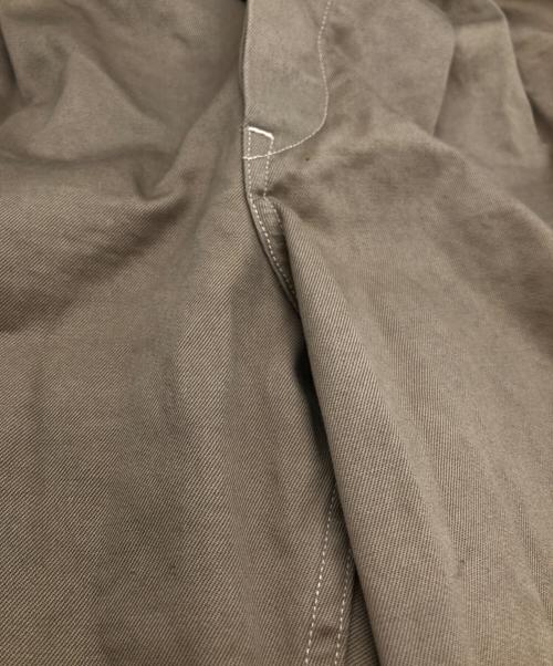 COMOLI（コモリ）COMOLI (コモリ) ベルテッドチノパンツ ベージュ サイズ:SIZE 1の古着・服飾アイテム