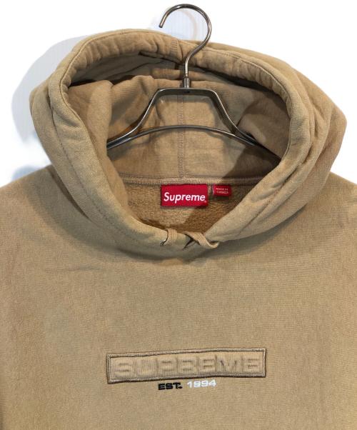 SUPREME（シュプリーム）Supreme (シュプリーム) Embossed Logo Hooded Sweatshirt ベージュ サイズ:SIZE Mの古着・服飾アイテム