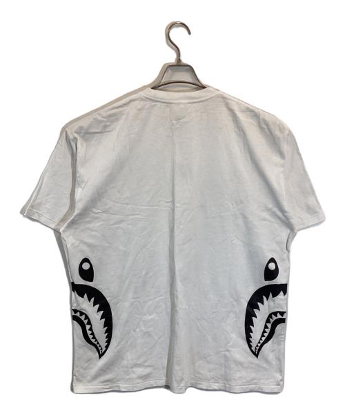 A BATHING APE（ア ベイシング エイプ）A BATHING APE (ア ベイシング エイプ) Bicolor Side Shark Tee ホワイト サイズ:SIZE 3XLの古着・服飾アイテム