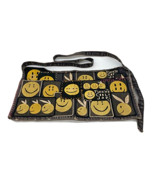 KAPITAL（キャピタル）KAPITAL (キャピタル) スマイルエンブロイダリーサコッシュ ブラックの古着・服飾アイテム