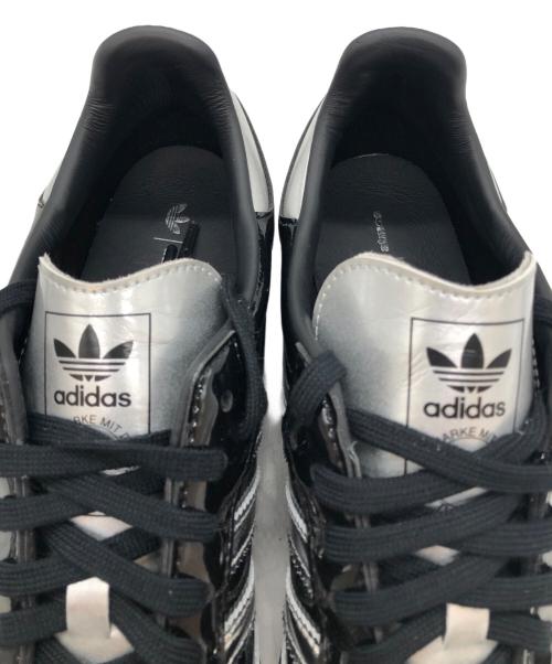 adidas（アディダス）adidas (アディダス) atmos (アトモス) SAMBA ATMOS “Tuxedo” CBLACK ブラック×シルバー サイズ:SIZE 27.5cmの古着・服飾アイテム