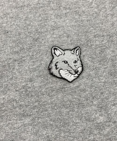 maison kitsune（メゾンキツネ）maison kitsune (メゾンキツネ) ボールド フォックスヘッド パッチ コンフォート スウェットシャツ グレー サイズ:SIZE Lの古着・服飾アイテム