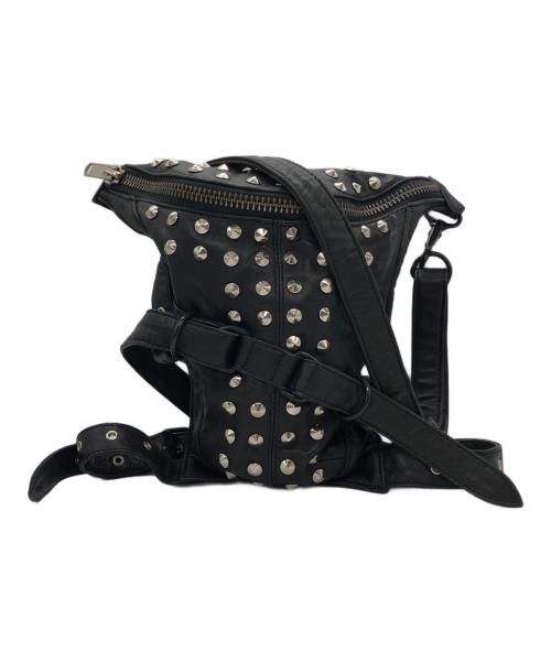 Yasuyuki Ishii（ヤスユキイシイ）Yasuyuki Ishii (ヤスユキイシイ) スタッズ付き黒レザーボディバッグ ブラックの古着・服飾アイテム