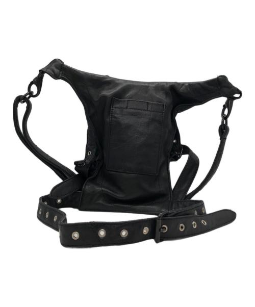 Yasuyuki Ishii（ヤスユキイシイ）Yasuyuki Ishii (ヤスユキイシイ) スタッズ付き黒レザーボディバッグ ブラックの古着・服飾アイテム