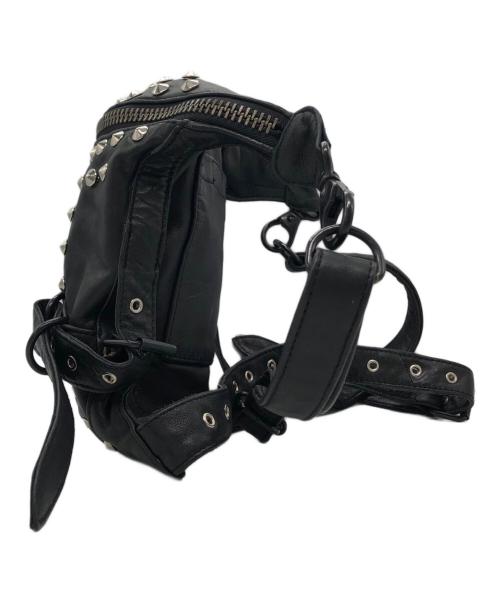 Yasuyuki Ishii（ヤスユキイシイ）Yasuyuki Ishii (ヤスユキイシイ) スタッズ付き黒レザーボディバッグ ブラックの古着・服飾アイテム