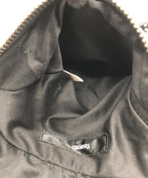 Yasuyuki Ishii（ヤスユキイシイ）Yasuyuki Ishii (ヤスユキイシイ) スタッズ付き黒レザーボディバッグ ブラックの古着・服飾アイテム