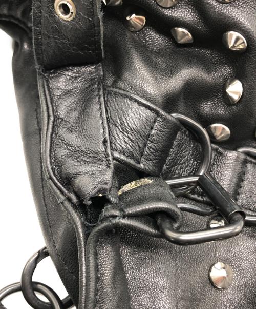 Yasuyuki Ishii（ヤスユキイシイ）Yasuyuki Ishii (ヤスユキイシイ) スタッズ付き黒レザーボディバッグ ブラックの古着・服飾アイテム