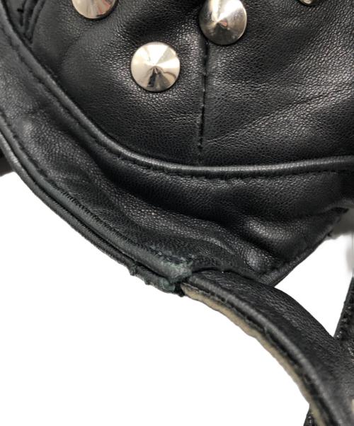 Yasuyuki Ishii（ヤスユキイシイ）Yasuyuki Ishii (ヤスユキイシイ) スタッズ付き黒レザーボディバッグ ブラックの古着・服飾アイテム