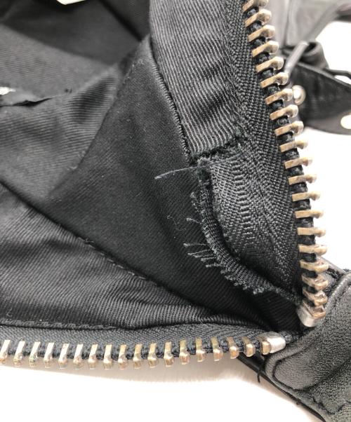 Yasuyuki Ishii（ヤスユキイシイ）Yasuyuki Ishii (ヤスユキイシイ) スタッズ付き黒レザーボディバッグ ブラックの古着・服飾アイテム