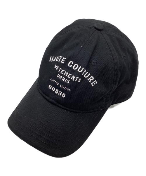 VETEMENTS（ヴェトモン）VETEMENTS (ヴェトモン) メゾンクチュール刺繍キャップ ブラックの古着・服飾アイテム