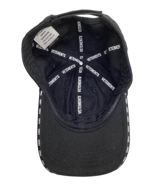 VETEMENTS（ヴェトモン）VETEMENTS (ヴェトモン) メゾンクチュール刺繍キャップ ブラックの古着・服飾アイテム