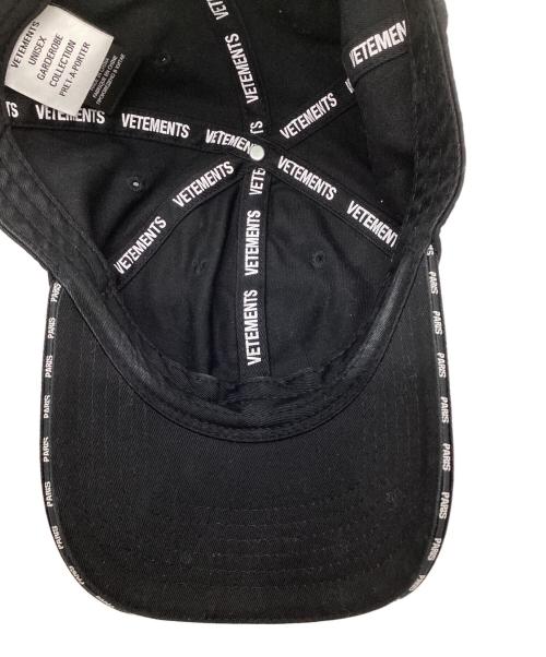 VETEMENTS（ヴェトモン）VETEMENTS (ヴェトモン) メゾンクチュール刺繍キャップ ブラックの古着・服飾アイテム