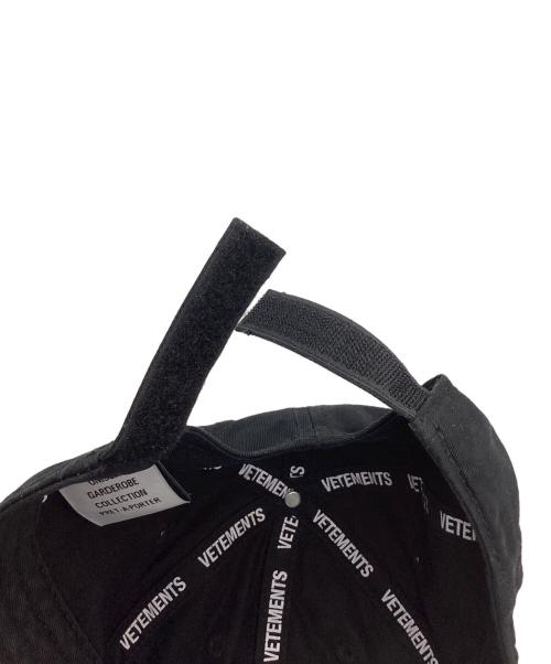 VETEMENTS（ヴェトモン）VETEMENTS (ヴェトモン) メゾンクチュール刺繍キャップ ブラックの古着・服飾アイテム
