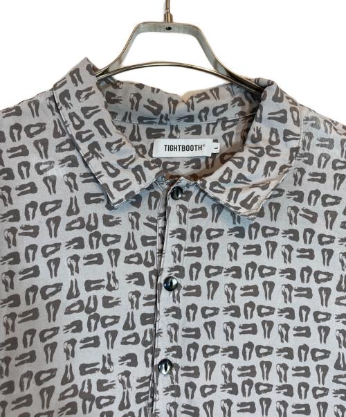 TIGHTBOOTH PRODUCTION（タイトブースプロダクション）TIGHTBOOTH PRODUCTION (タイトブースプロダクション) 総柄シャツ グレー サイズ:Lの古着・服飾アイテム