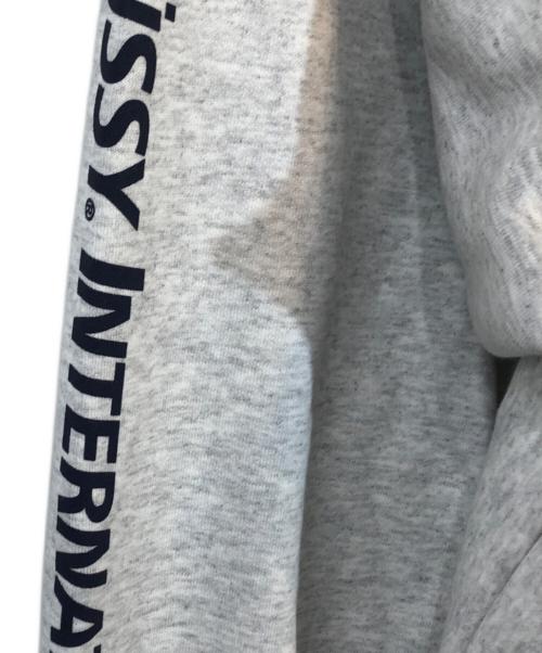 stussy（ステューシー）stussy (ステューシー) STUSSY INTERNATIONAL ZIP HOODIE グレー サイズ:Mの古着・服飾アイテム