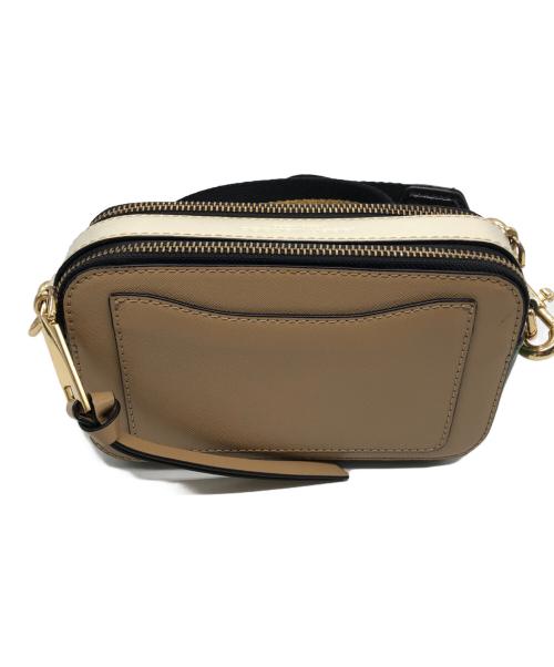 MARC JACOBS（マークジェイコブス）MARC JACOBS (マークジェイコブズ) スナップショットショルダーバッグ ベージュ×グリーンの古着・服飾アイテム