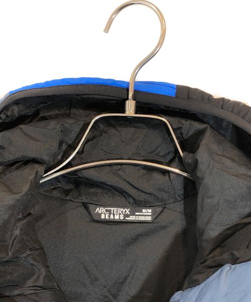 ARC'TERYX（アークテリクス）ARC'TERYX (アークテリクス) 別注Atom LT Hoody（アトム LT フーディー ） ブルー×ブラック サイズ:M 未使用品の古着・服飾アイテム