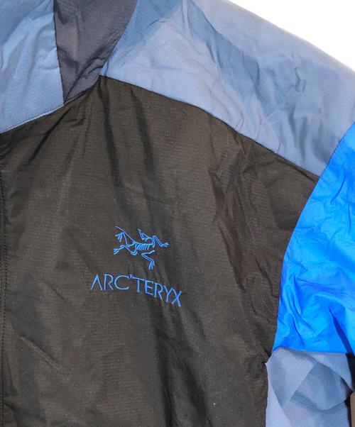 ARC'TERYX（アークテリクス）ARC'TERYX (アークテリクス) 別注Atom LT Hoody（アトム LT フーディー ） ブルー×ブラック サイズ:M 未使用品の古着・服飾アイテム